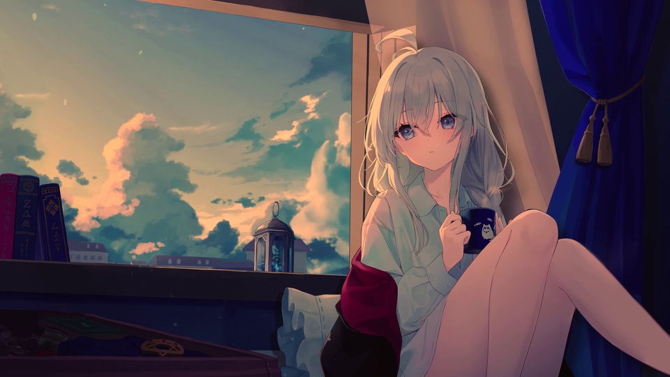 银发少女持马克杯坐在窗边，窗外是日落渐变天空与蓬松粉云