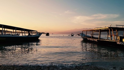 紫波泊船待夕归