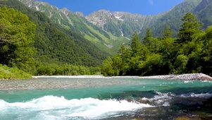 山下绿松石山河