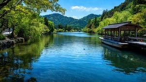 护眼白云树木河流