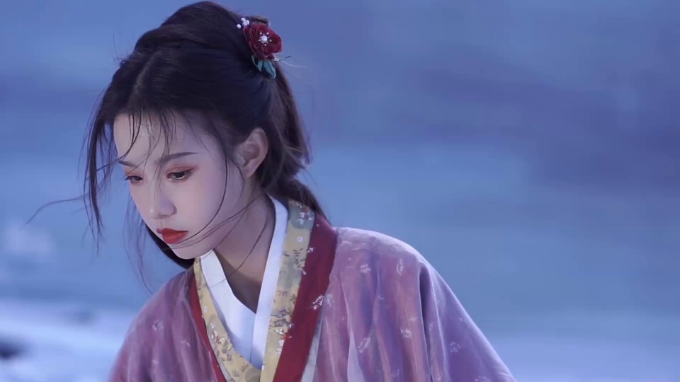 蓝调雪原上簪红玫瑰发饰的淡紫汉服古风女子