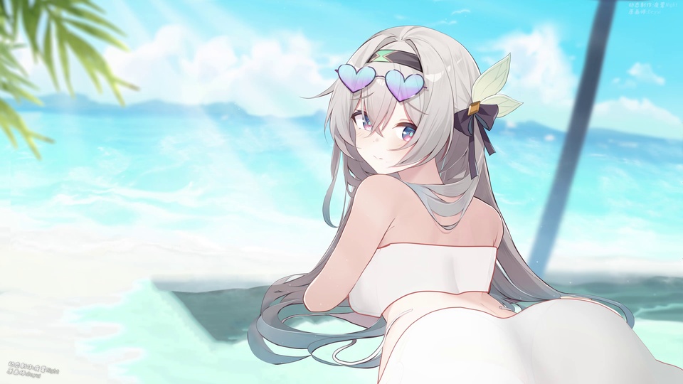 银发少女身着白色泳装趴在近海浅滩，回眸望向观者，背景是晴日碧海与棕榈枝叶。