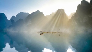 山水斜阳晨雾