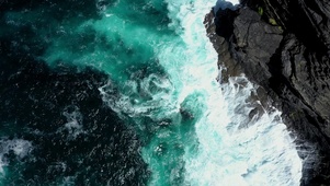 俯视海浪拍岸