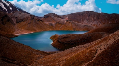 雪山湖泊