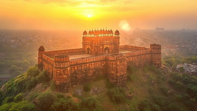 俯瞰落日山顶古堡