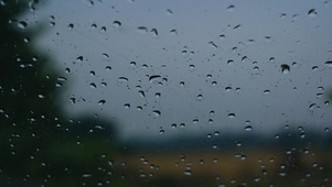 4K春雨下雨天谷雨车窗玻璃雨滴