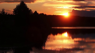 湖面夕阳