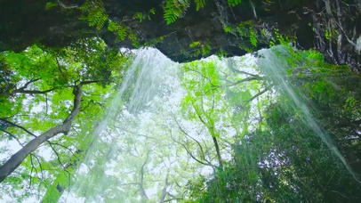 夏日清凉瀑布流水