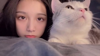 可爱少女和她的猫咪