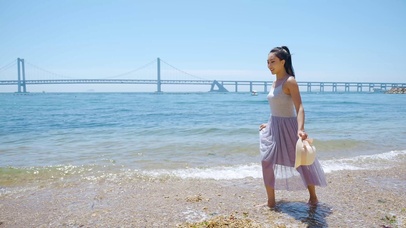 4K夏天长裙美女沙滩海边奔跑