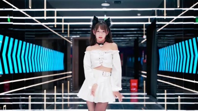 在你心怀上蹦迪的小白猫