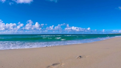 沙滩海浪蓝天白云