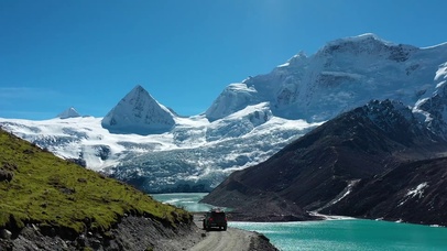 路途中的雪山湖泊