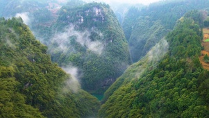 云雾缭绕青山