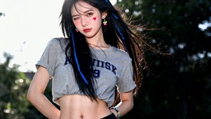 户外甜酷眨眼美少女