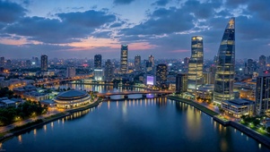 蓝调暮色河畔城市夜景