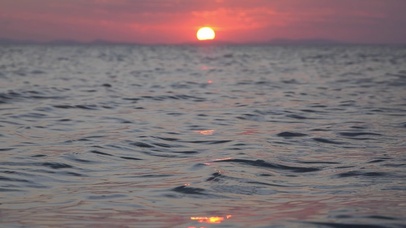 粉紫调海面落日晕染壁纸