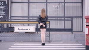 公交站少女
