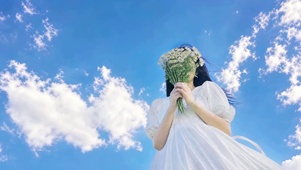 白云下捧花少女