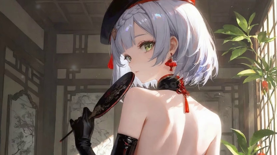 淡紫短发绿瞳少女露背回眸，手持有花纹的黑柄红边圆扇，身处中式木构室内。