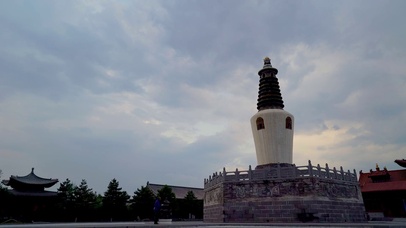 白塔云变