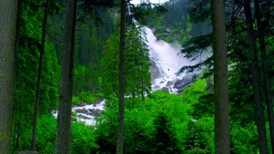 绿林山涧瀑布