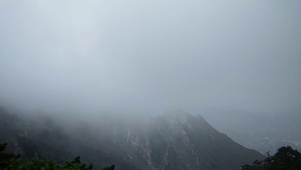 山巅云雾