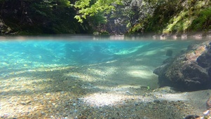 夏日清澈的湖水