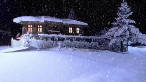 夜晚雪夜小屋