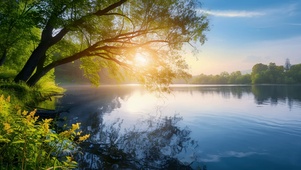 夕阳湖水