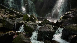 4K宁静高山湖泊倒影