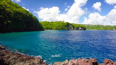 蓝天白云山水湖畔
