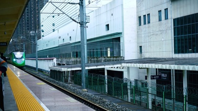 4K绿皮高铁动车组进站