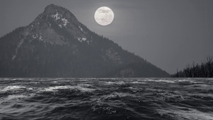 海面下山月