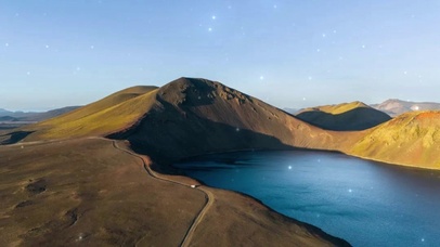 蓝色湖水
