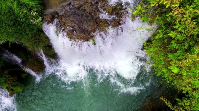 瀑布哗哗流水
