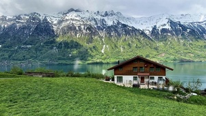 雪山湖边春天小屋