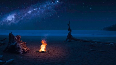夜晚海边星空篝火