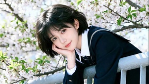 花树下的清纯少女