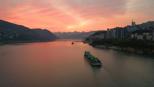 4K夕阳火烧云天空行驶货运邮轮