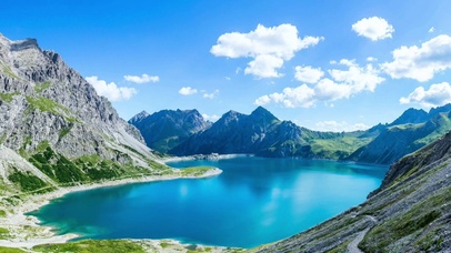 一湖碧水千秋画
