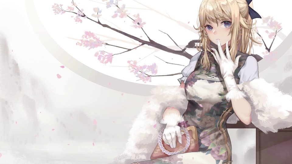 樱花枝前斜搭毛绒披肩的金发旗袍少女，佩戴白色毛绒长手套，手按带珍珠链的手包。