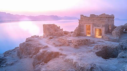 清晨静谧海岛遗迹