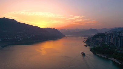 4K太阳夕阳江面行驶的货运邮轮