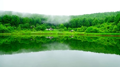 夏日雾气青山绿水湖