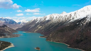 雪山湖泊美景