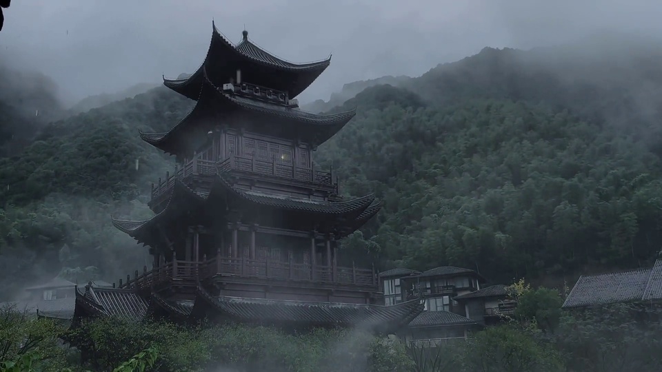 雨雾中的山间中式古楼阁，远处山林被薄雾笼罩