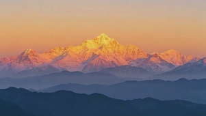 日照金山