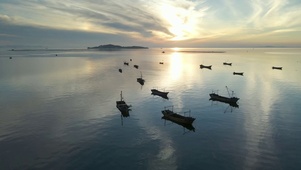 夕阳下的渔船